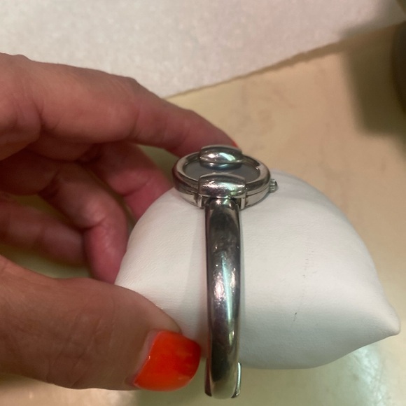 ♥️ (SOLD) ♥️ Women’s Gucci Watch Silver and Black 1400 L - Picture 5 of 15